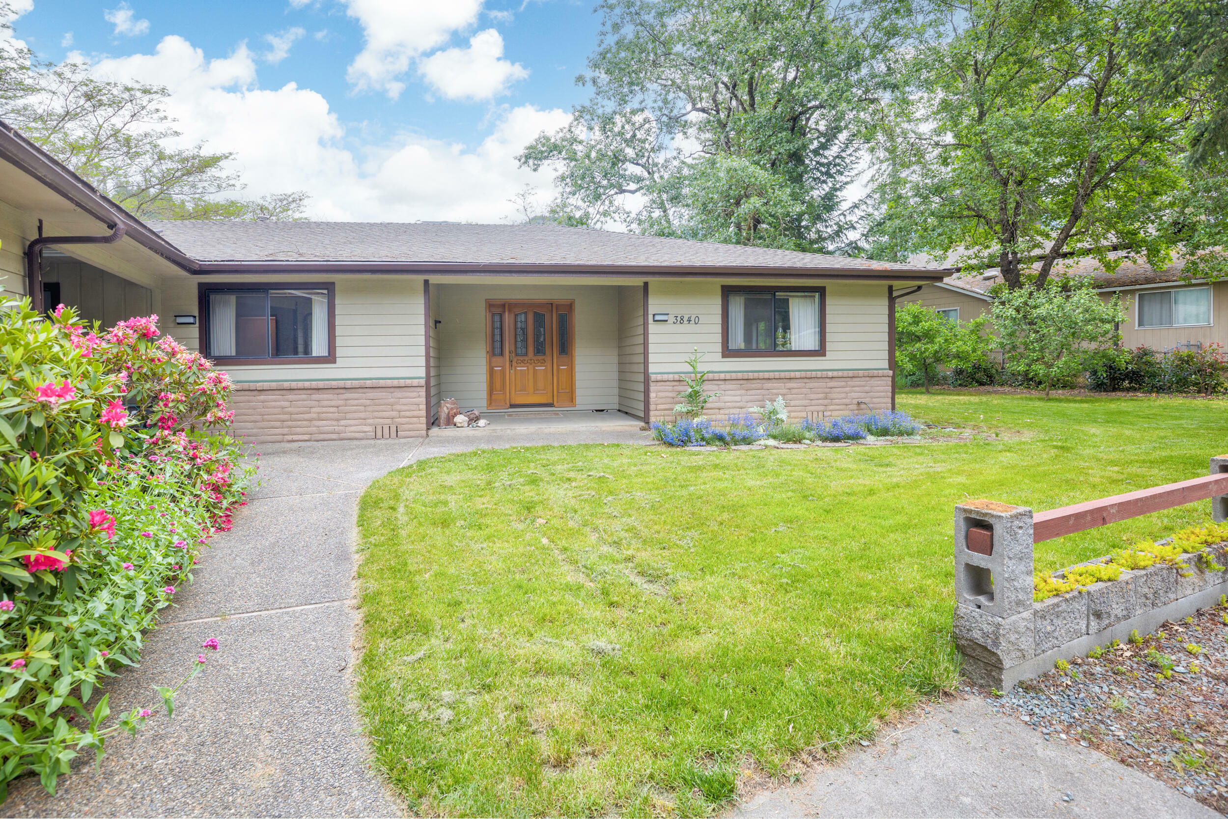 Property Photo: 3840 Almar Road OR 97527