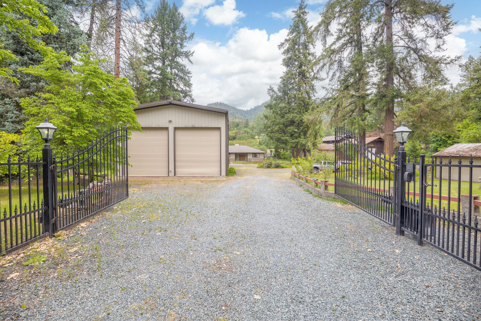 Property Photo: 3840 Almar Road OR 97527