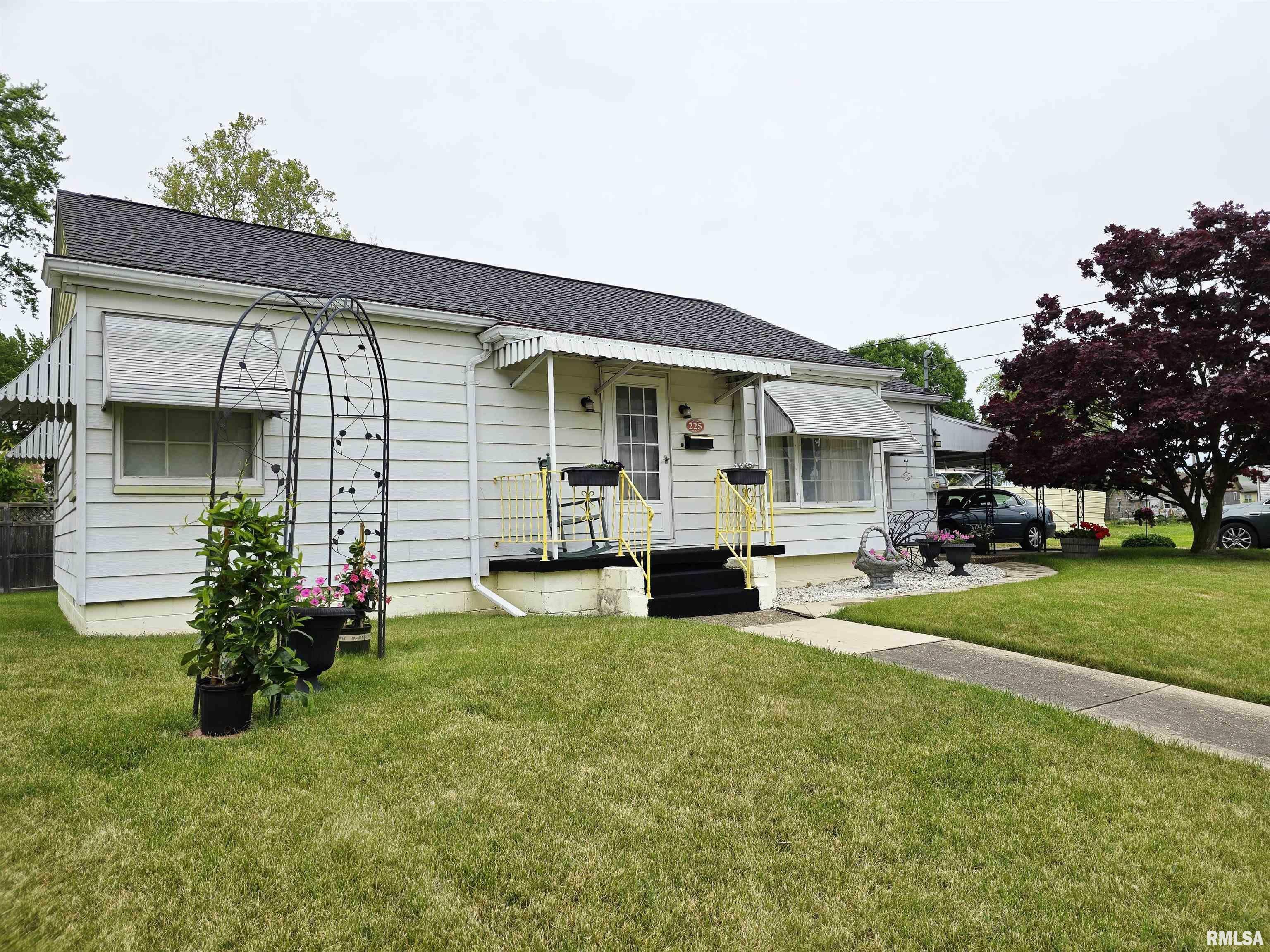Property Photo: 225 E Hickory Street IL 61520