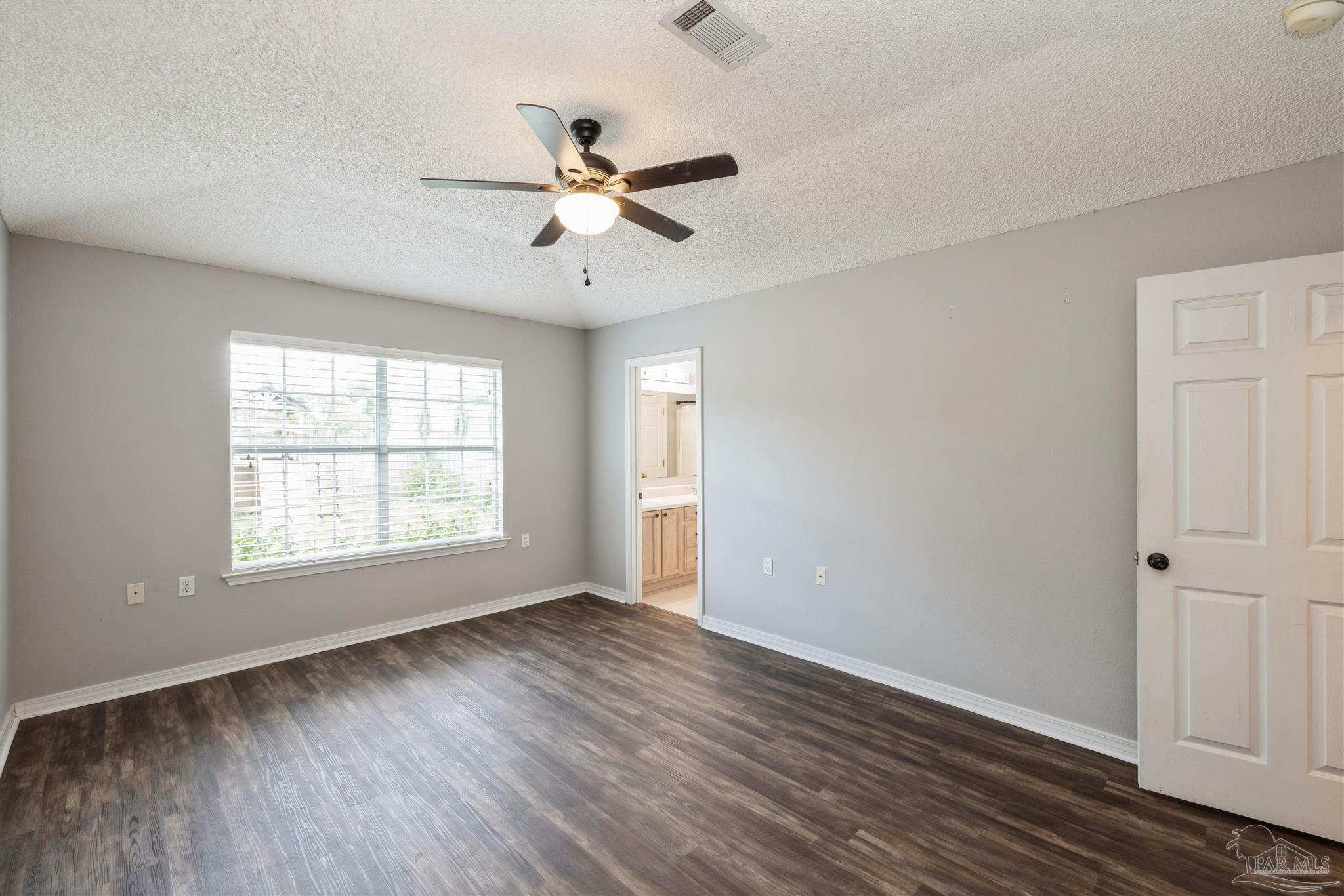 Property Photo: 1413 Newcastle Way FL 32534