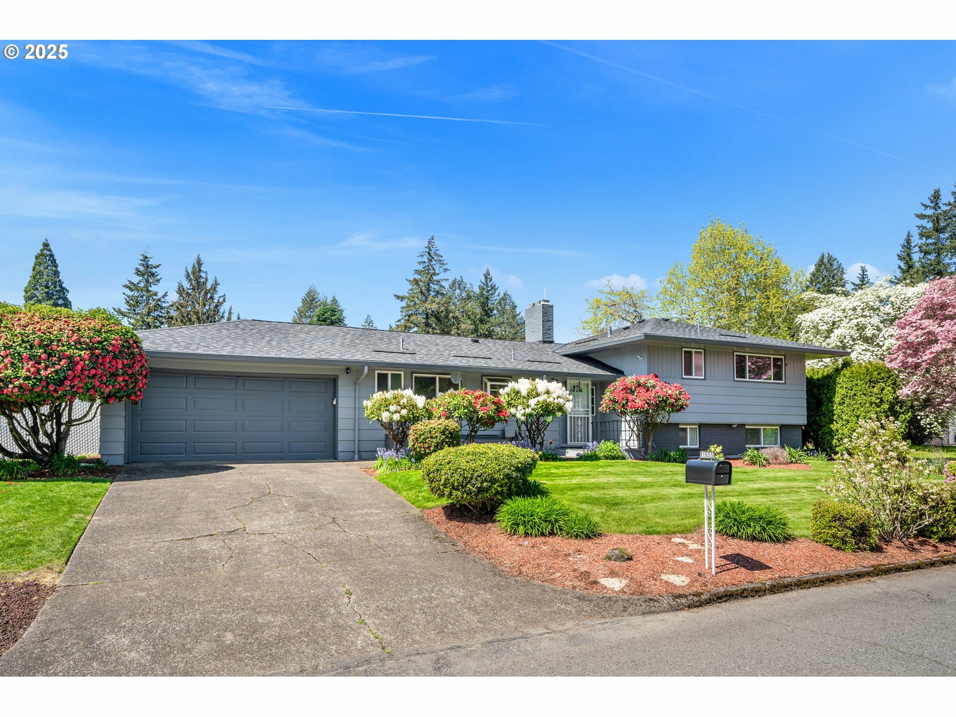 Property Photo: 1935 SE 142nd Ave OR 97233