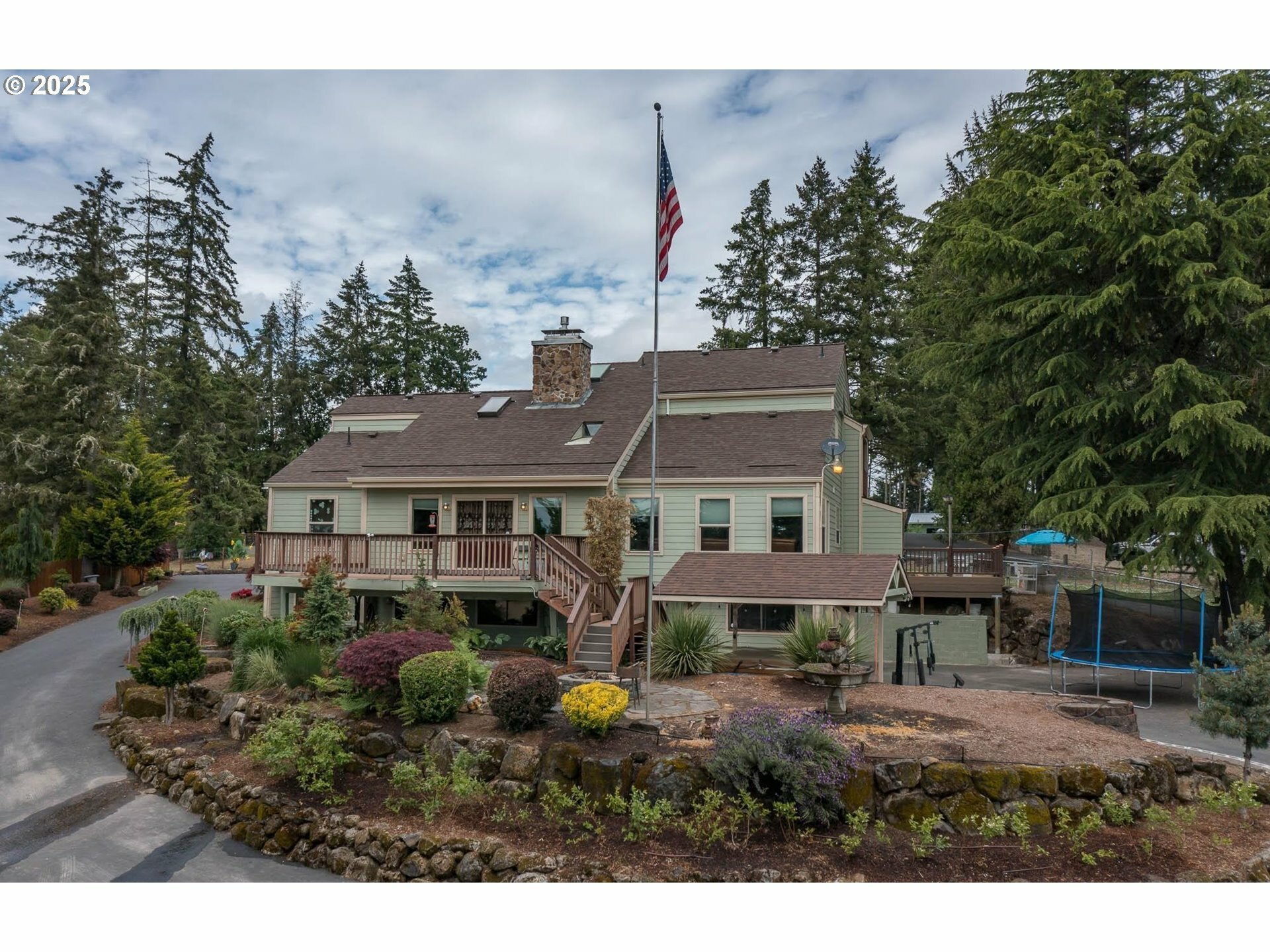 Property Photo: 190 S Oak Grove Rd OR 97304