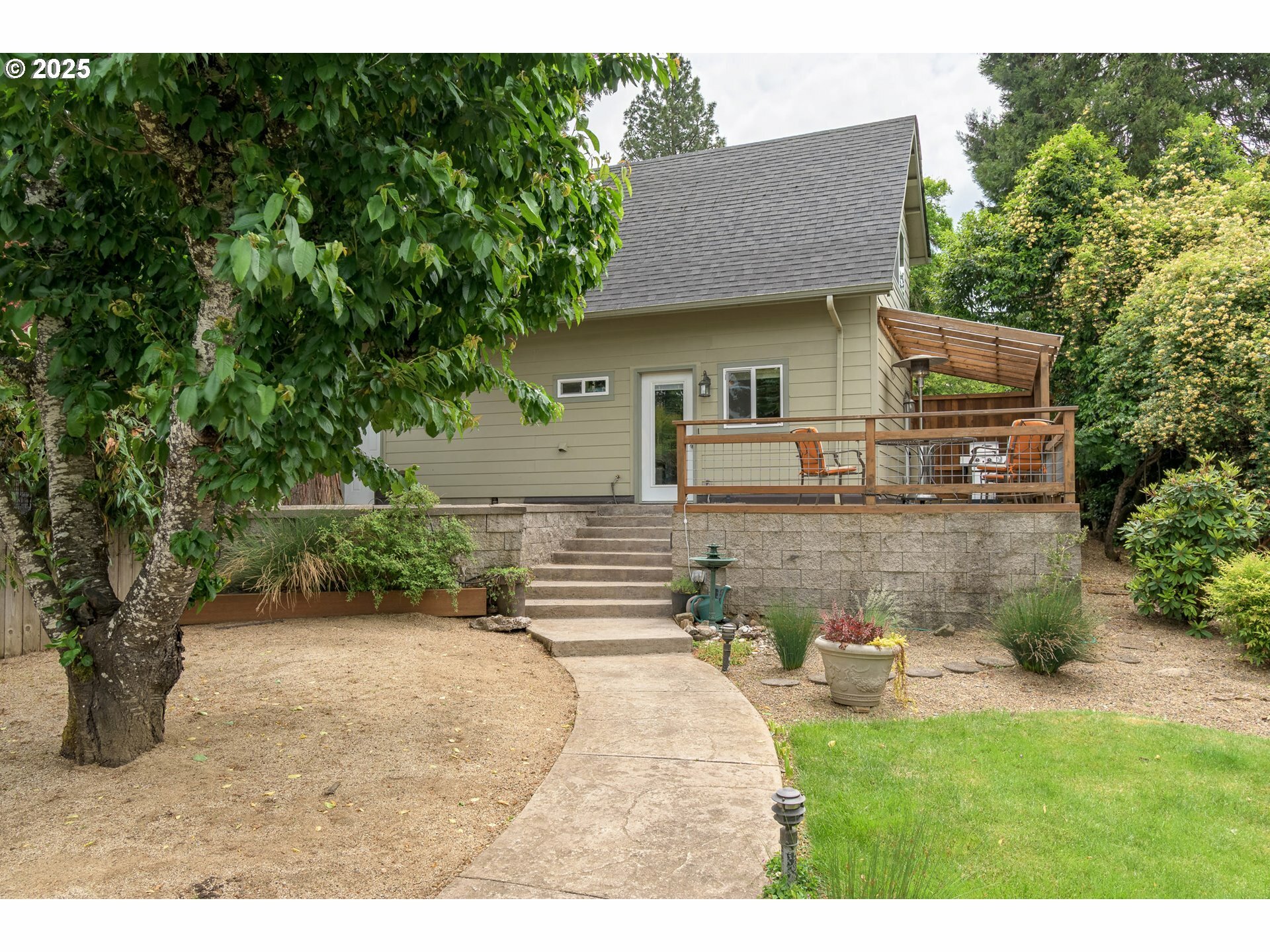 Property Photo: 2108 Charnelton Alley OR 97405