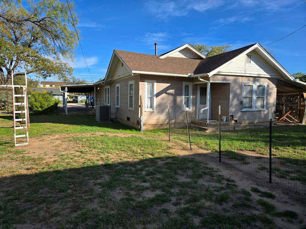 Property Photo: 1805 S Van Buren St TX 76904