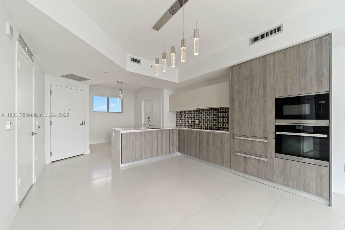 Property Photo: 2900 NE 7 Ave 3605 FL 33137