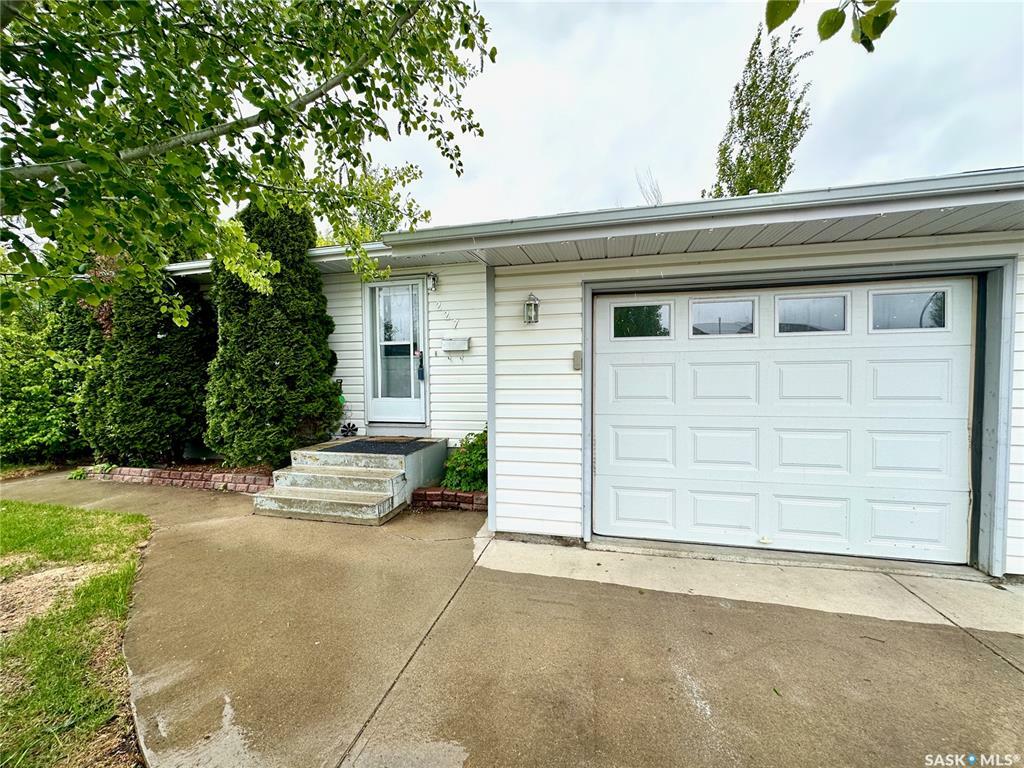 Property Photo: 227 Bowman Court SK S7L 6P6