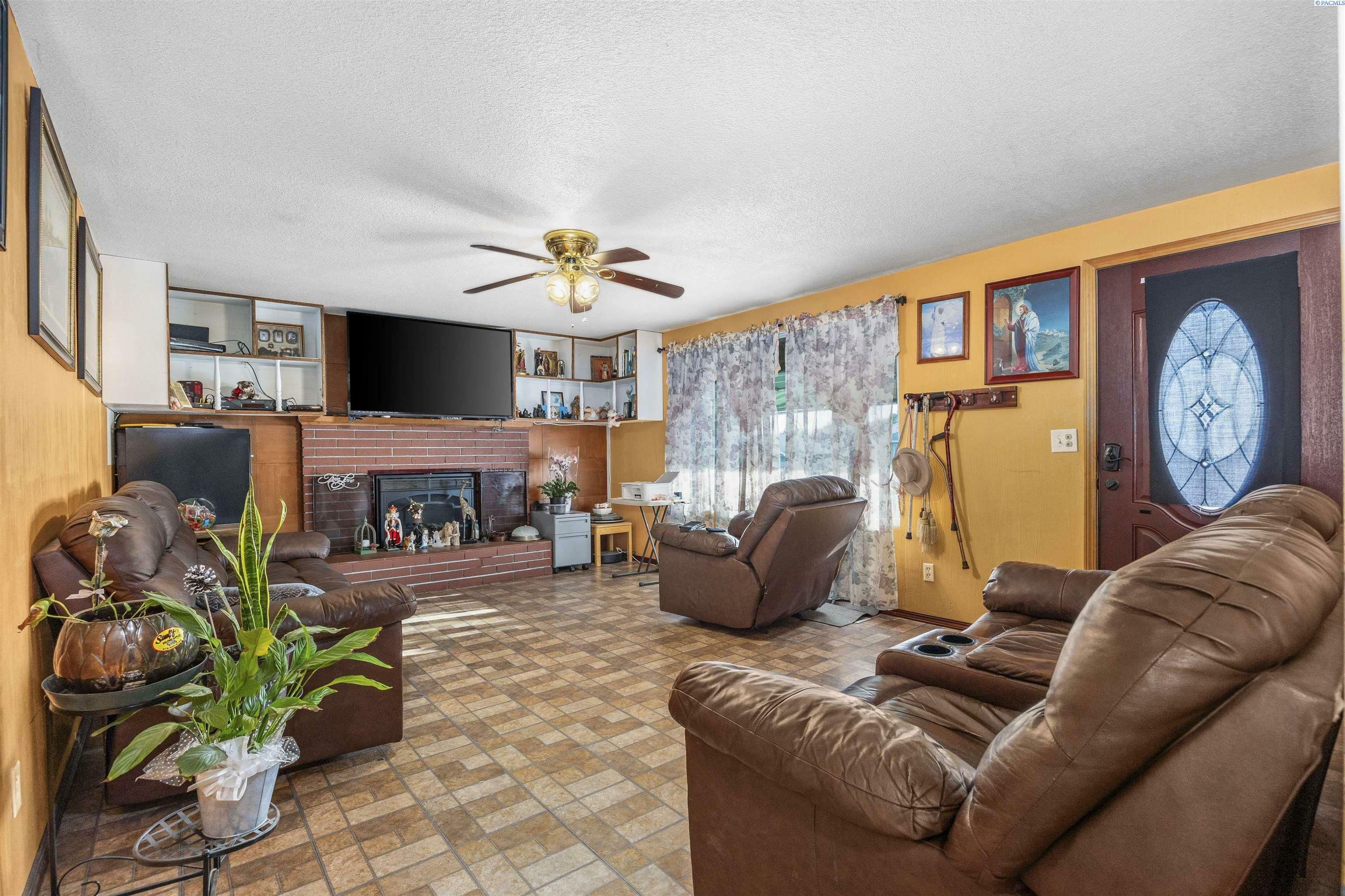 Property Photo: 1927 N 18th Ave WA 99301