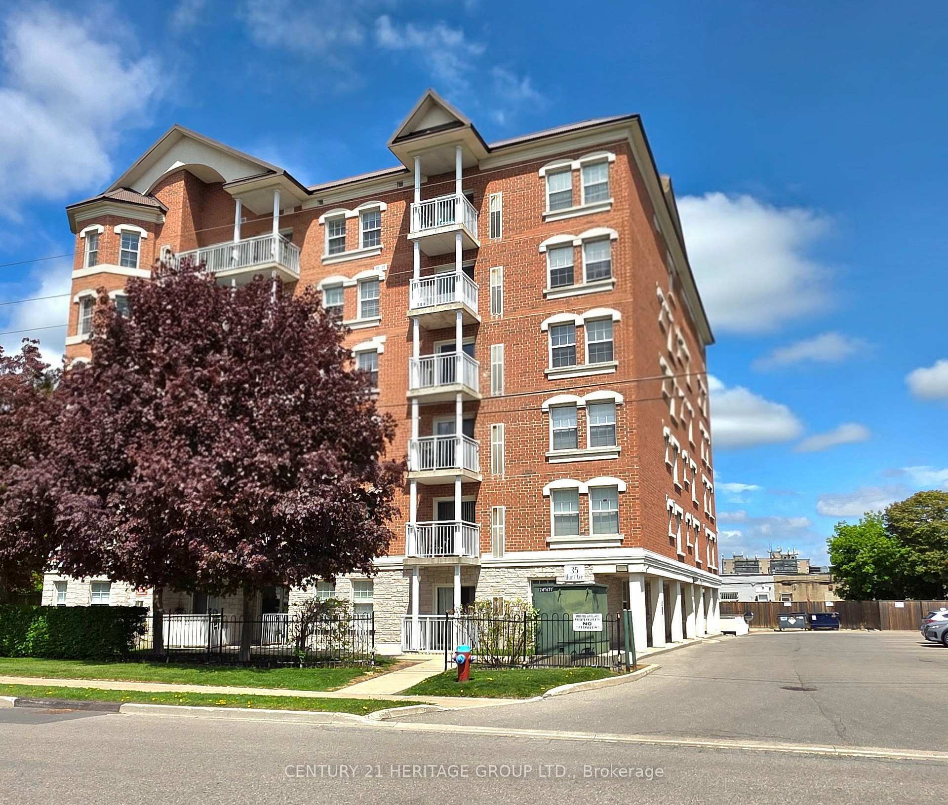 Property Photo: 35 Hunt Avenue 401 ON L4C 4H1