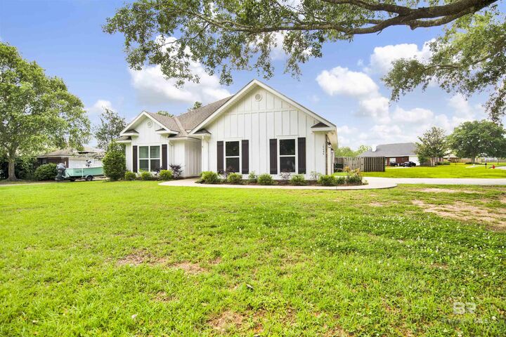Property Photo: 16496 Gaineswood Drive AL 36532