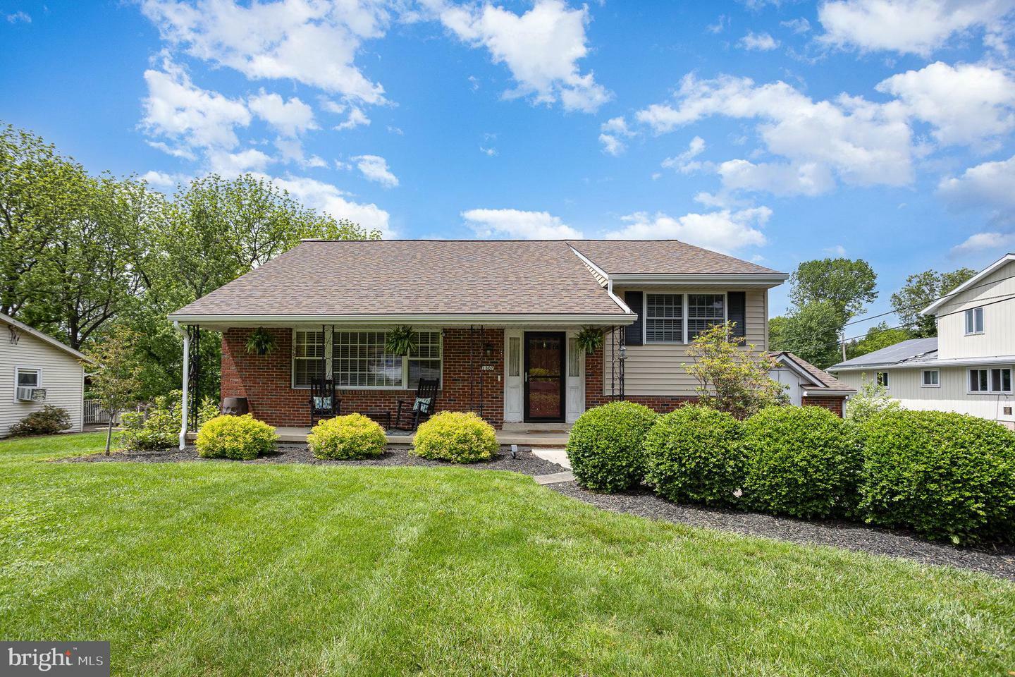 Property Photo: 1307 Fieldstead Lane PA 17603