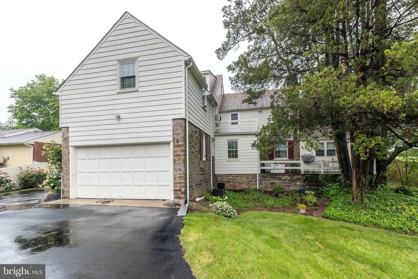 Property Photo: 1431 Wheatsheaf Lane PA 19001