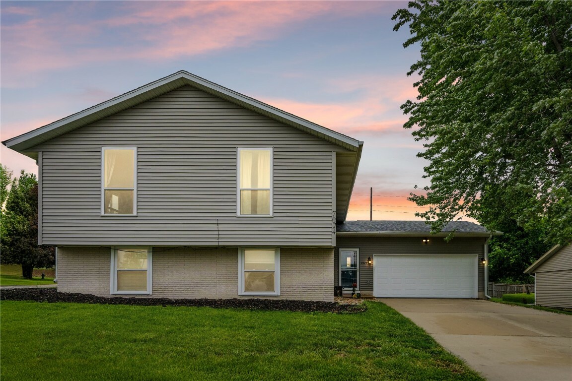 7024 Parkdale Lane NE  Cedar Rapids IA 52402 photo