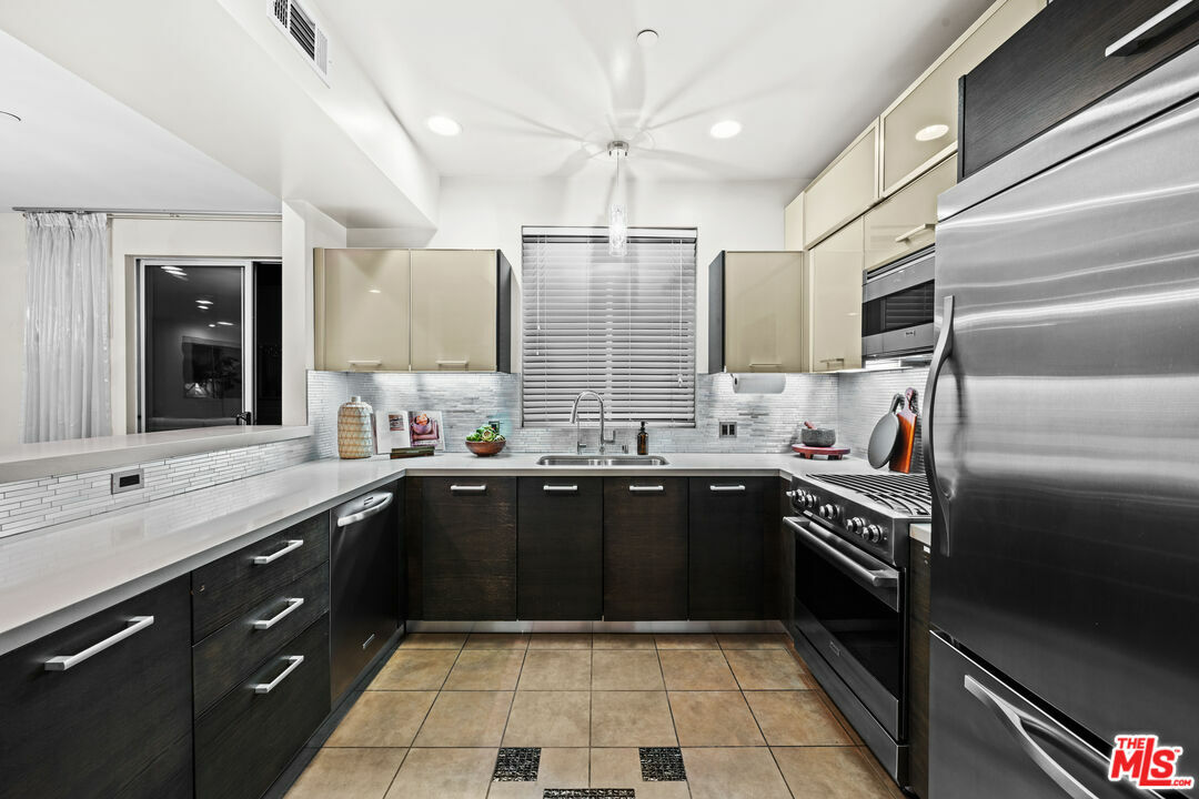 Property Photo: 1411 N Detroit St CA 90046
