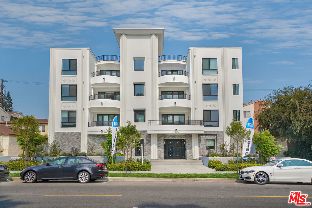 1832 S Barrington Ave  Los Angeles CA 90025 photo