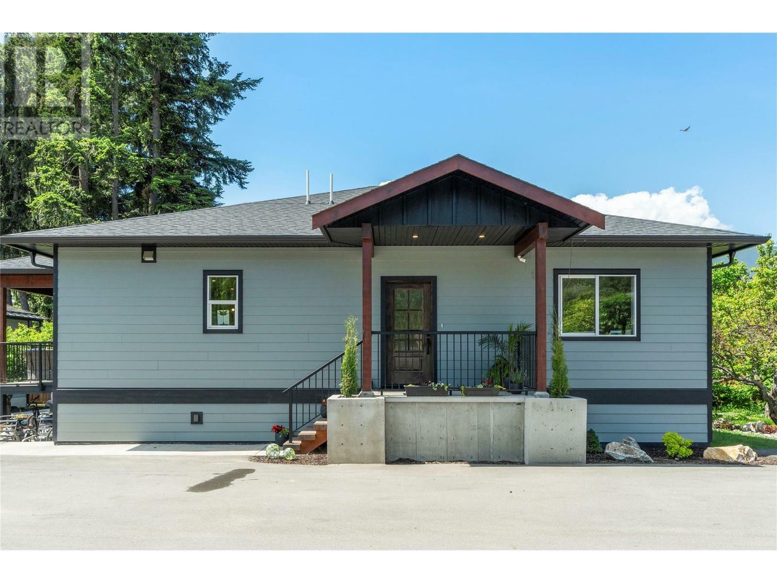 Photo de la propriété: 1240 52 Avenue BC V1E 3M8
