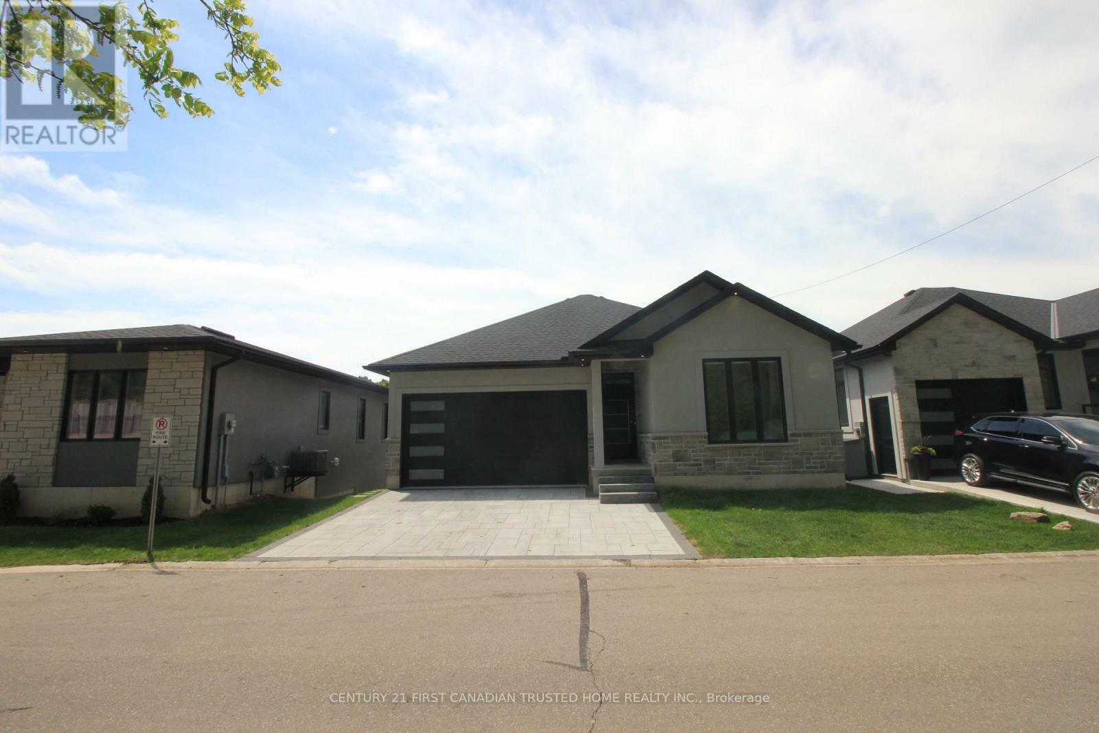 Property Photo: 5 John Pound Road 20 ON N4G 5X3