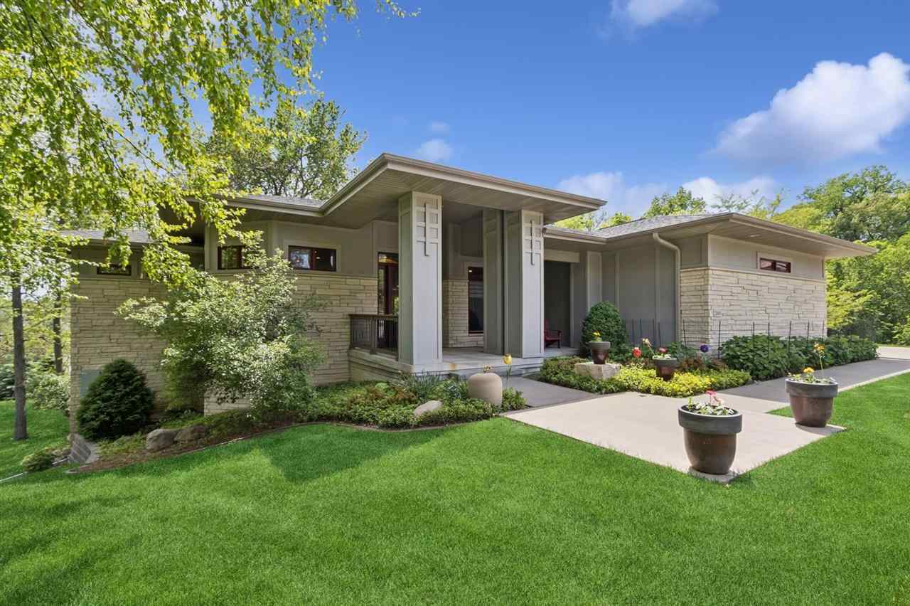 Property Photo: 2000 Forest Hill Cir IA 52241