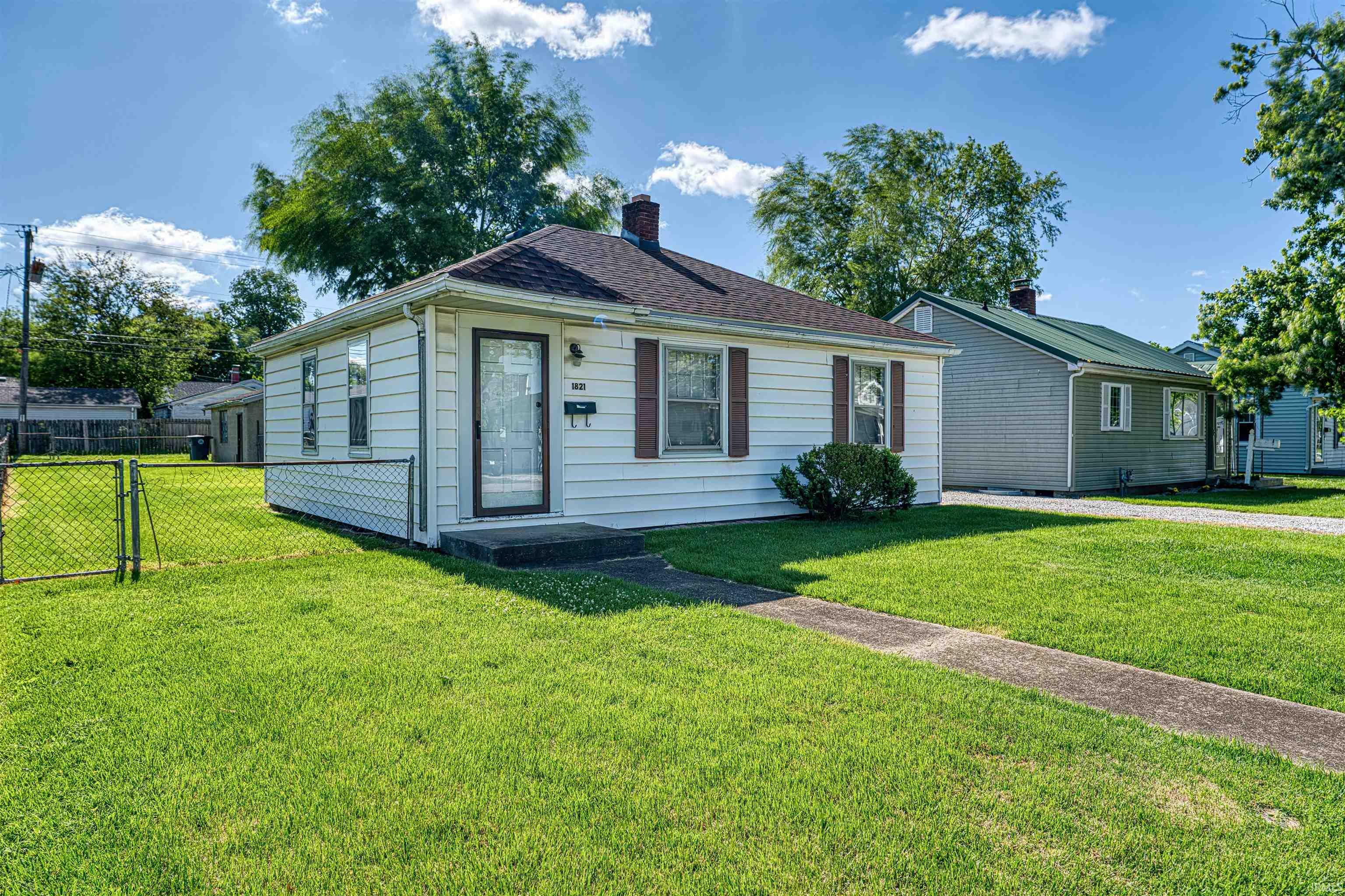 Property Photo: 1821 Harding Avenue IN 47711-4115