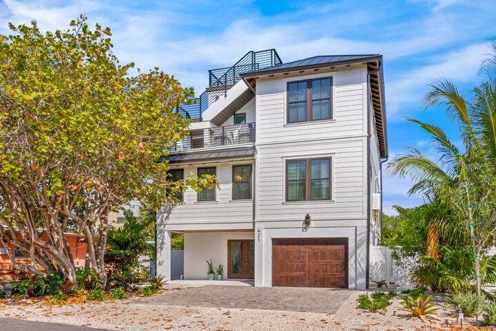 Property Photo:  421 Alamanda Road  FL 34216 