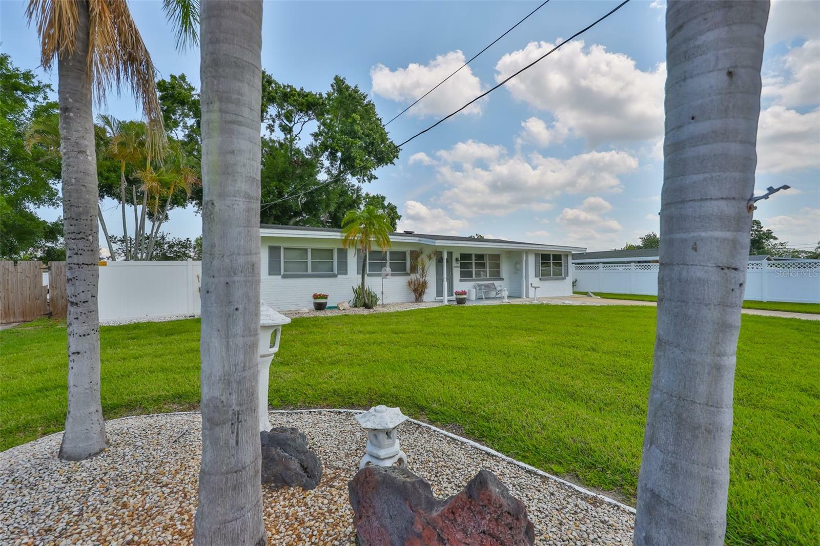 Property Photo: 513 Fairhope Drive FL 33572