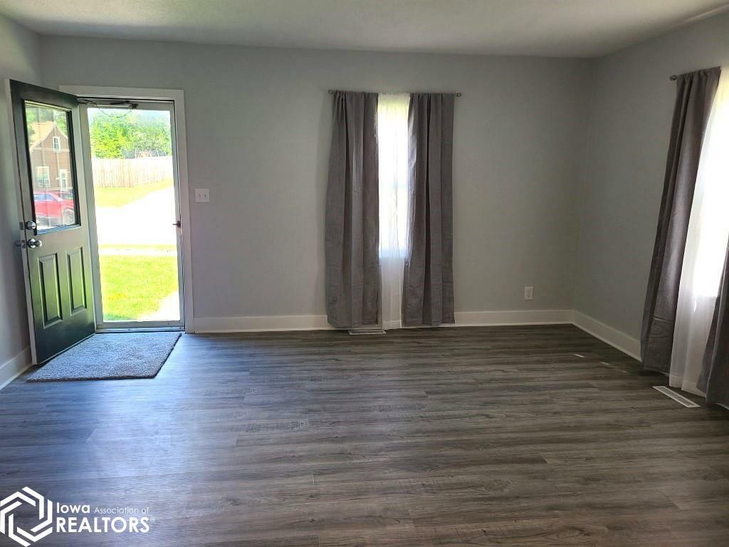 Property Photo: 1424 N Hampshire Avenue IA 50401