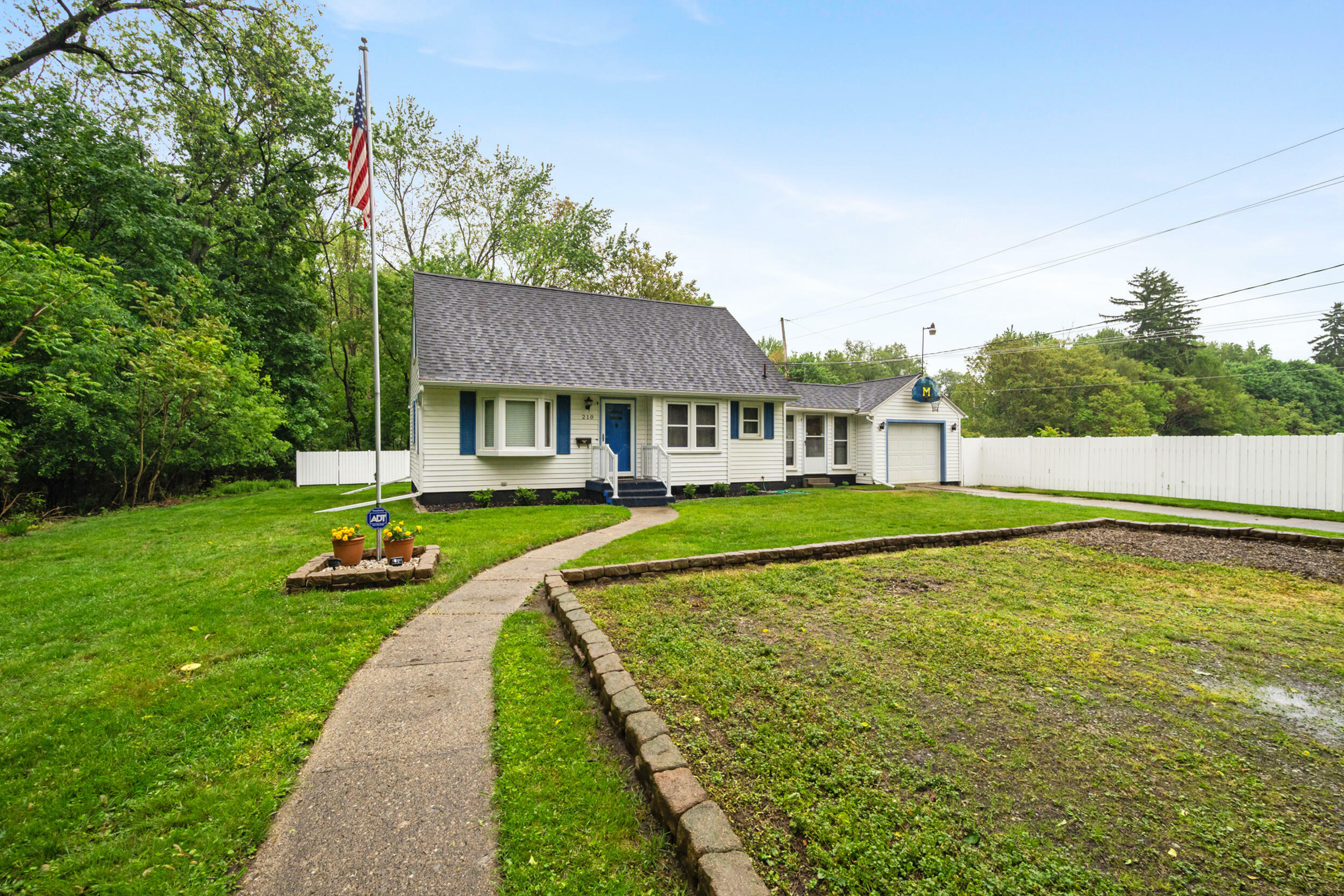 Property Photo: 210 E Palmer Avenue MI 49203