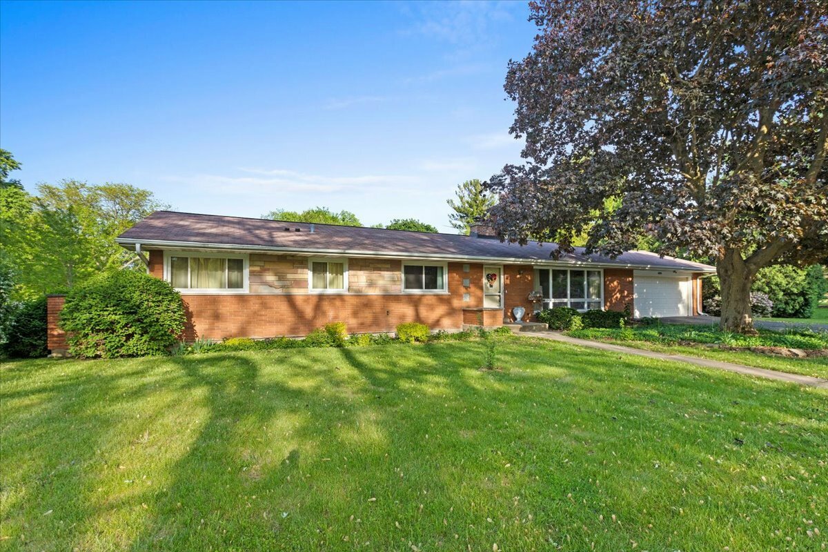 Property Photo: 605 Lill Street IL 60010
