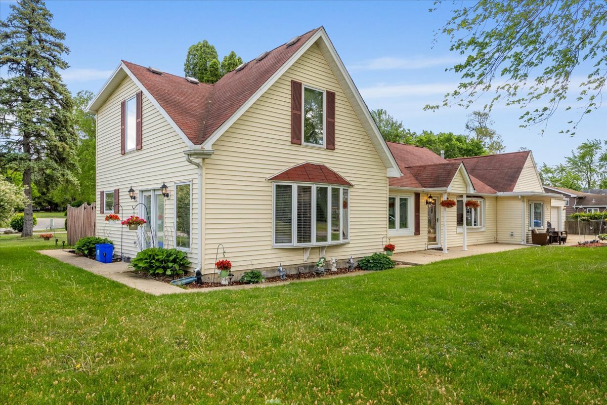 Property Photo: 125 Maple Court IL 60134