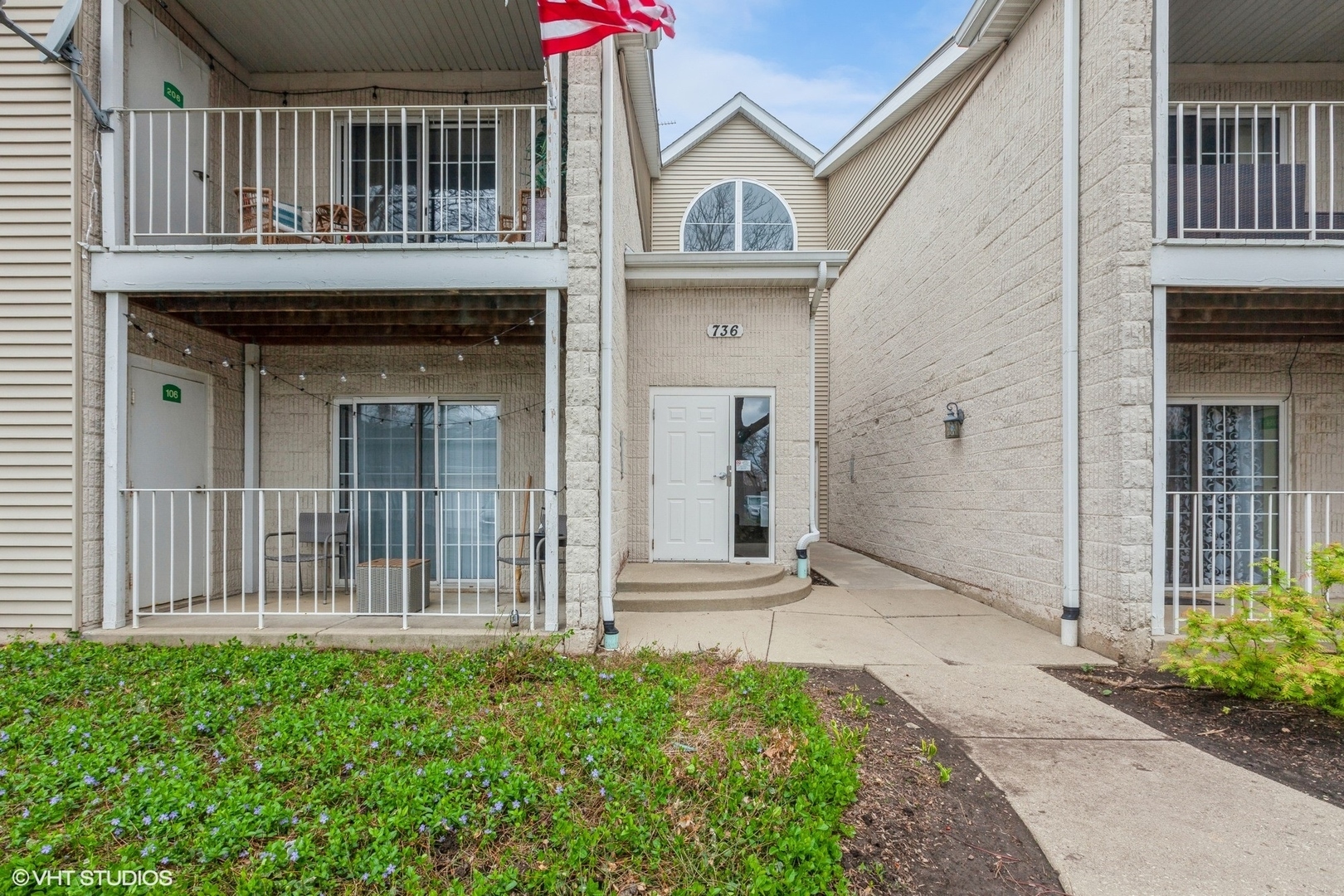 Property Photo: 736 N Gary Avenue 208 IL 60188