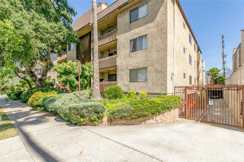 Property Photo: 465 Ivy Street 203 CA 91204