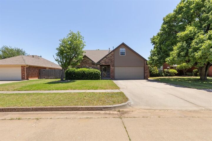 Property Photo:  316 SE 6th Street  OK 73160 