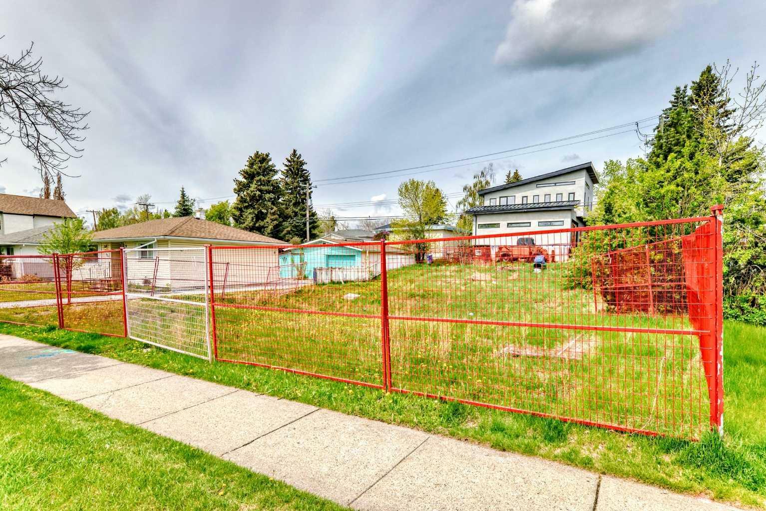 Property Photo:  521 Northmount Drive NW  AB T2K 3J1 