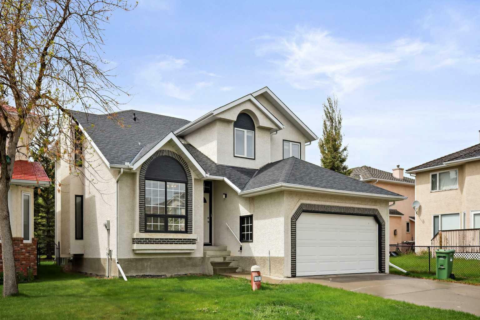 Property Photo: 26 Hamptons Grove NW AB T3A 5C2