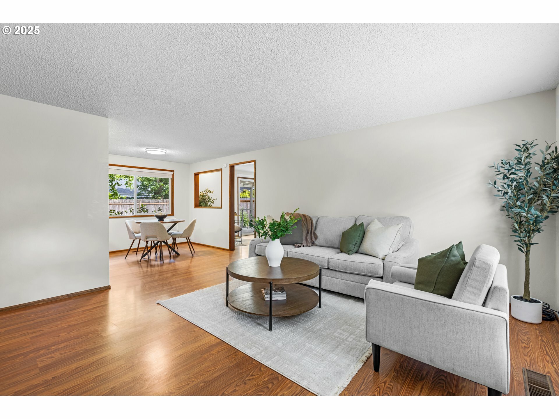 Property Photo: 3037 Kentwood Dr OR 97401