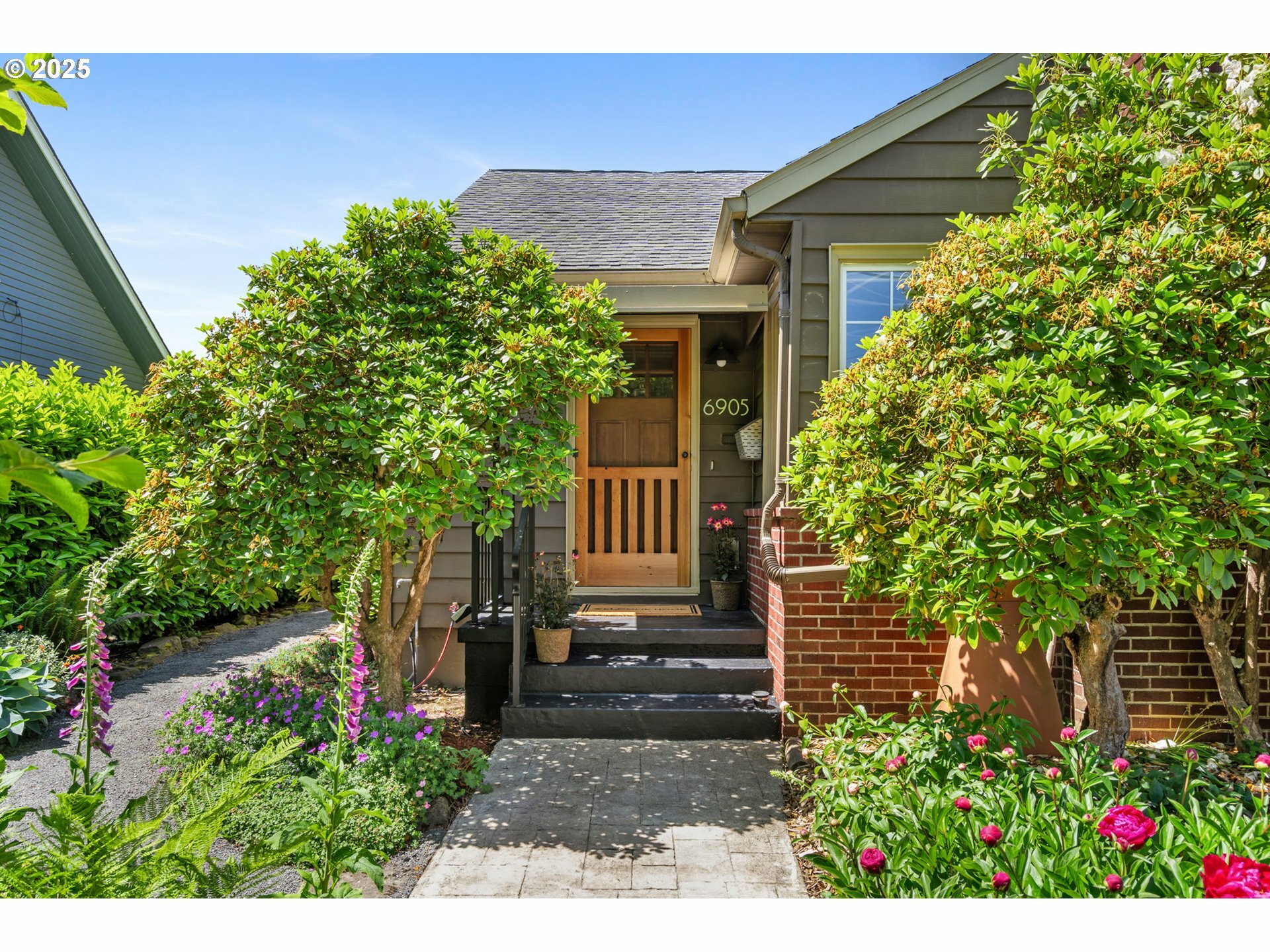 Property Photo: 6905 N Fenwick Ave OR 97217