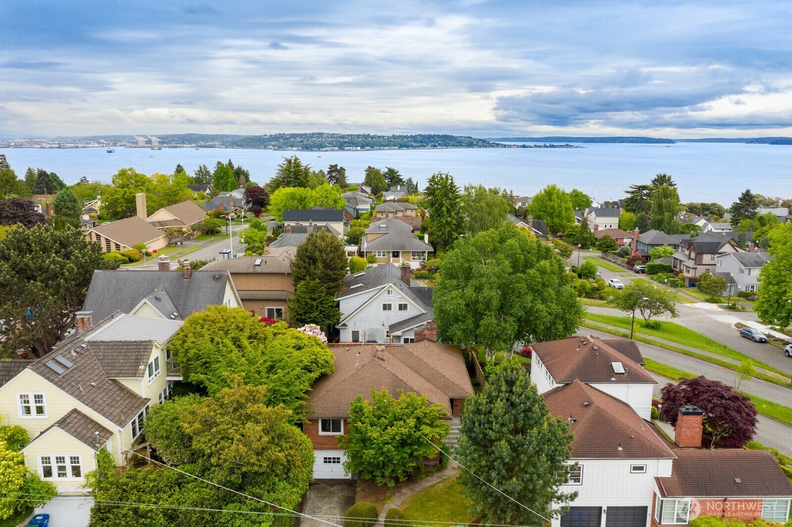 Property Photo:  2811 W  Howe Street  WA 98199 