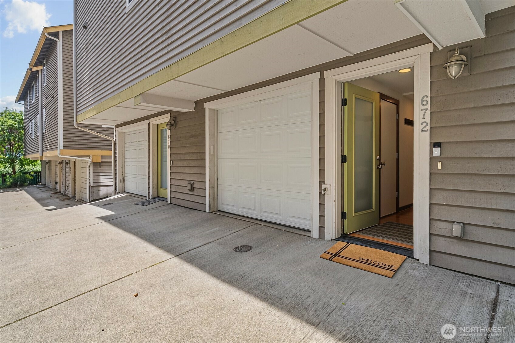 Property Photo: 672 NE 40th St WA 98105