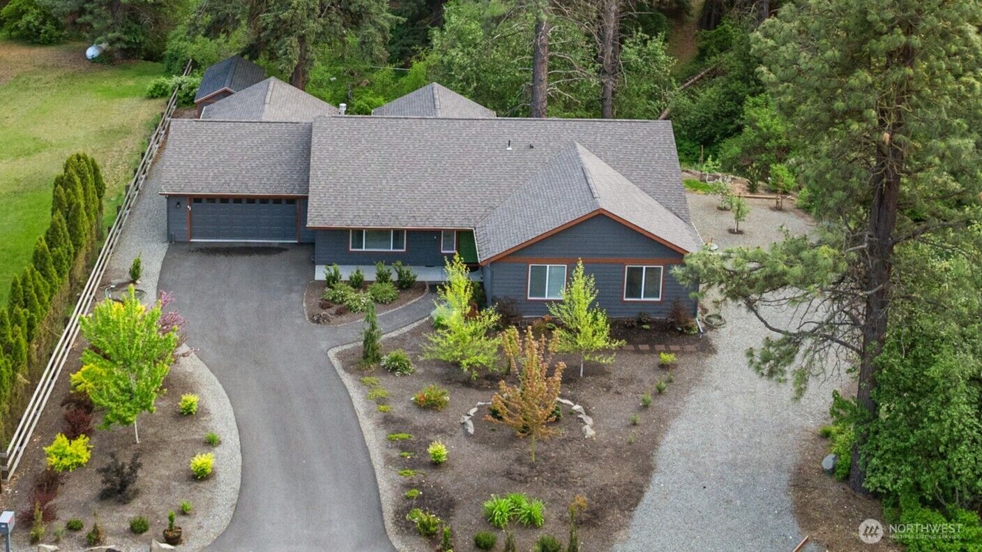 Property Photo: 413 W Sixth Street WA 98922