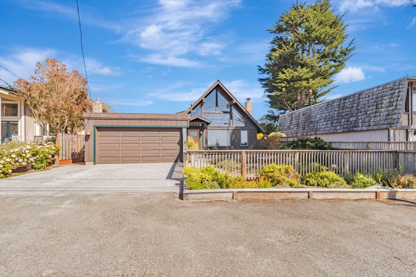 Property Photo: 1025 Tamarind Street CA 94037