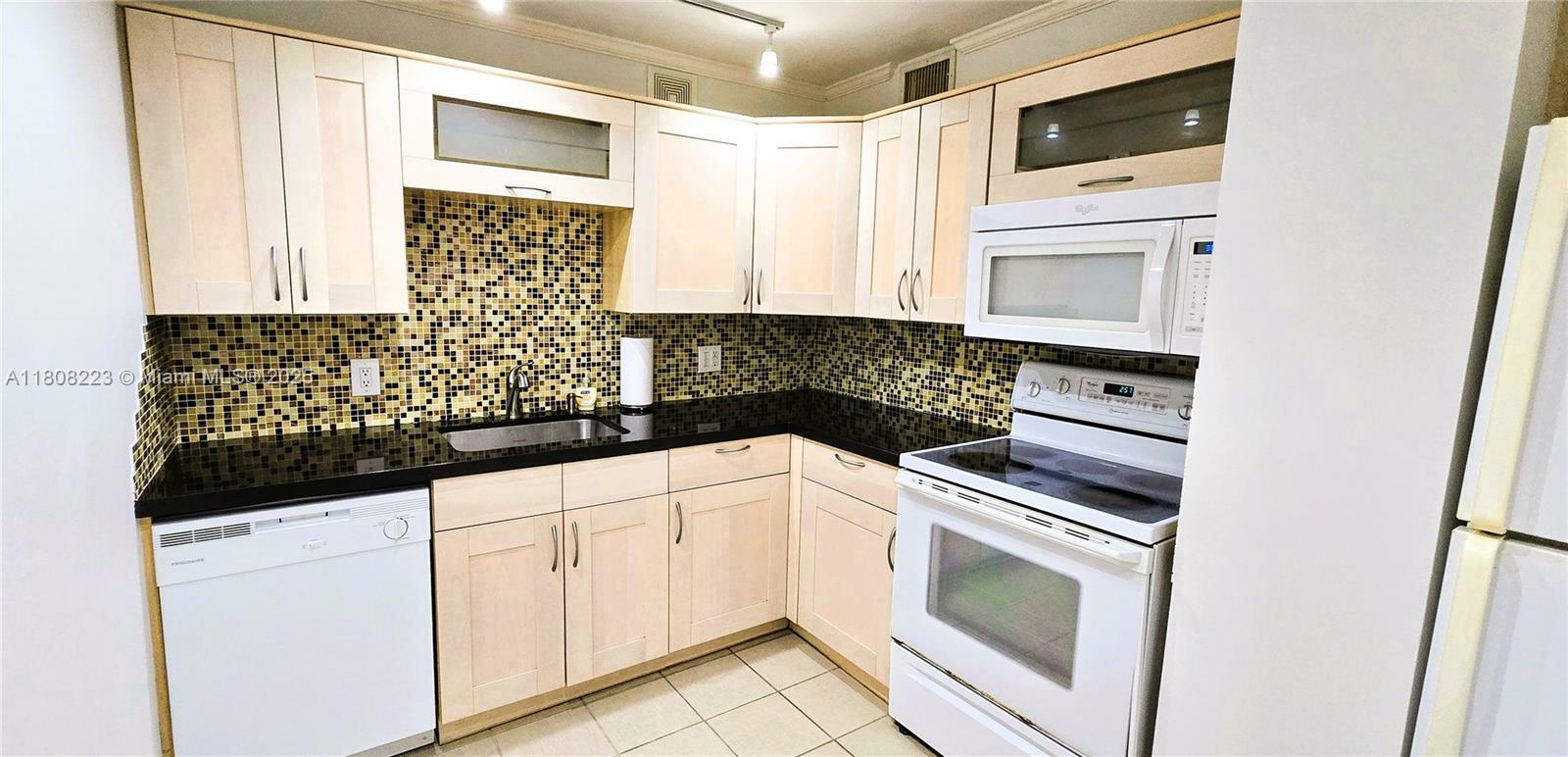 Property Photo: 2500 NE 135th St B806 FL 33181