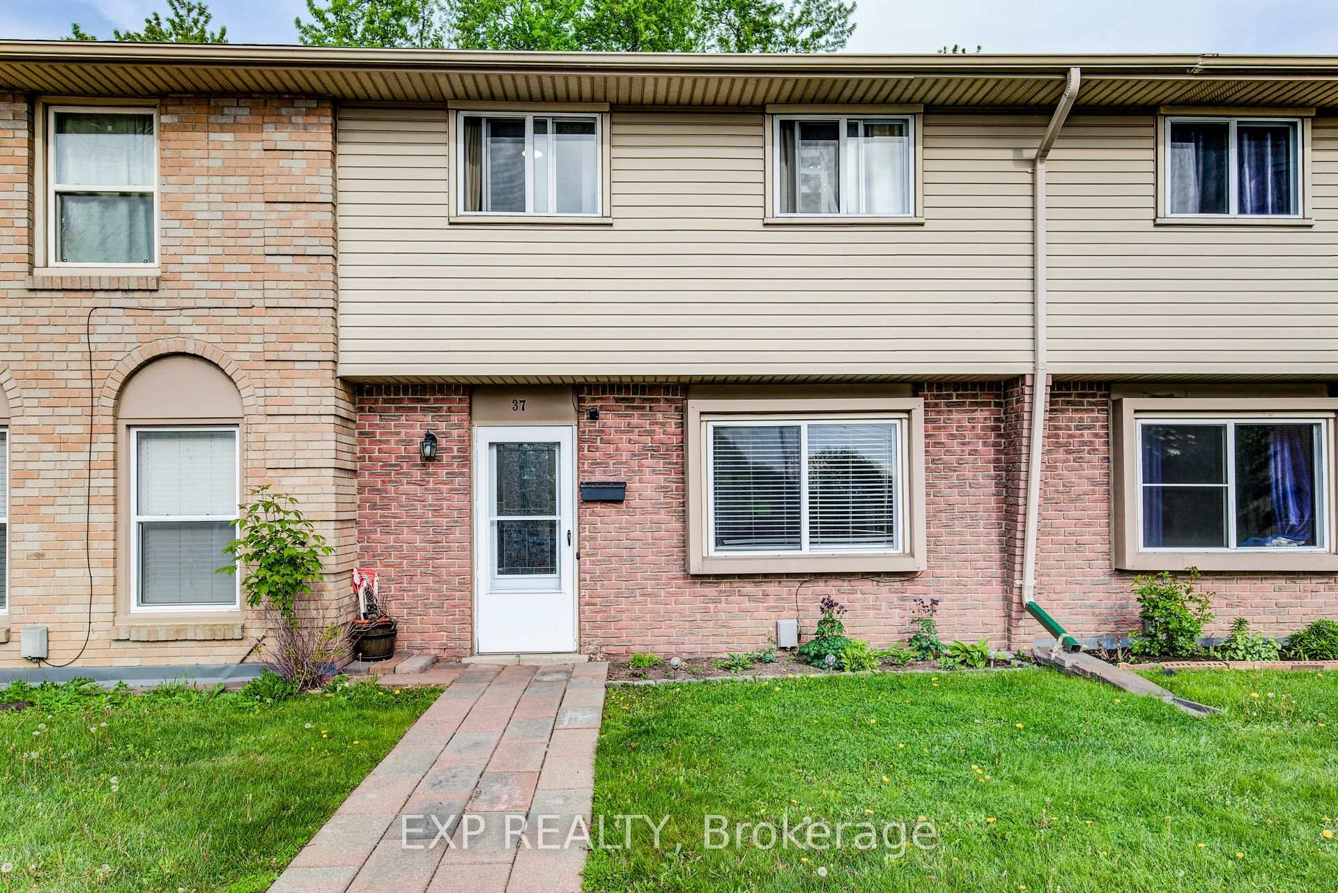 Property Photo: 293 Fairway Road N 37 ON N2A 2P1