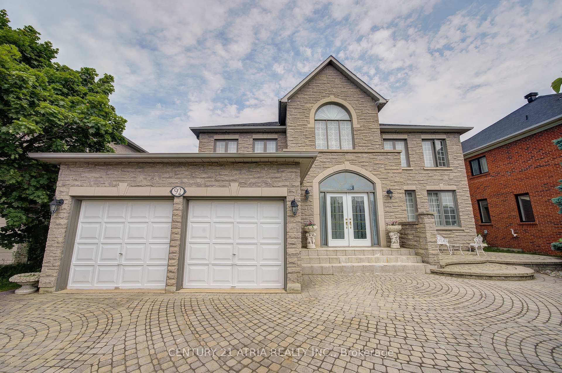 Photo de la propriété: 92 Springbrook Drive ON L4B 3P9