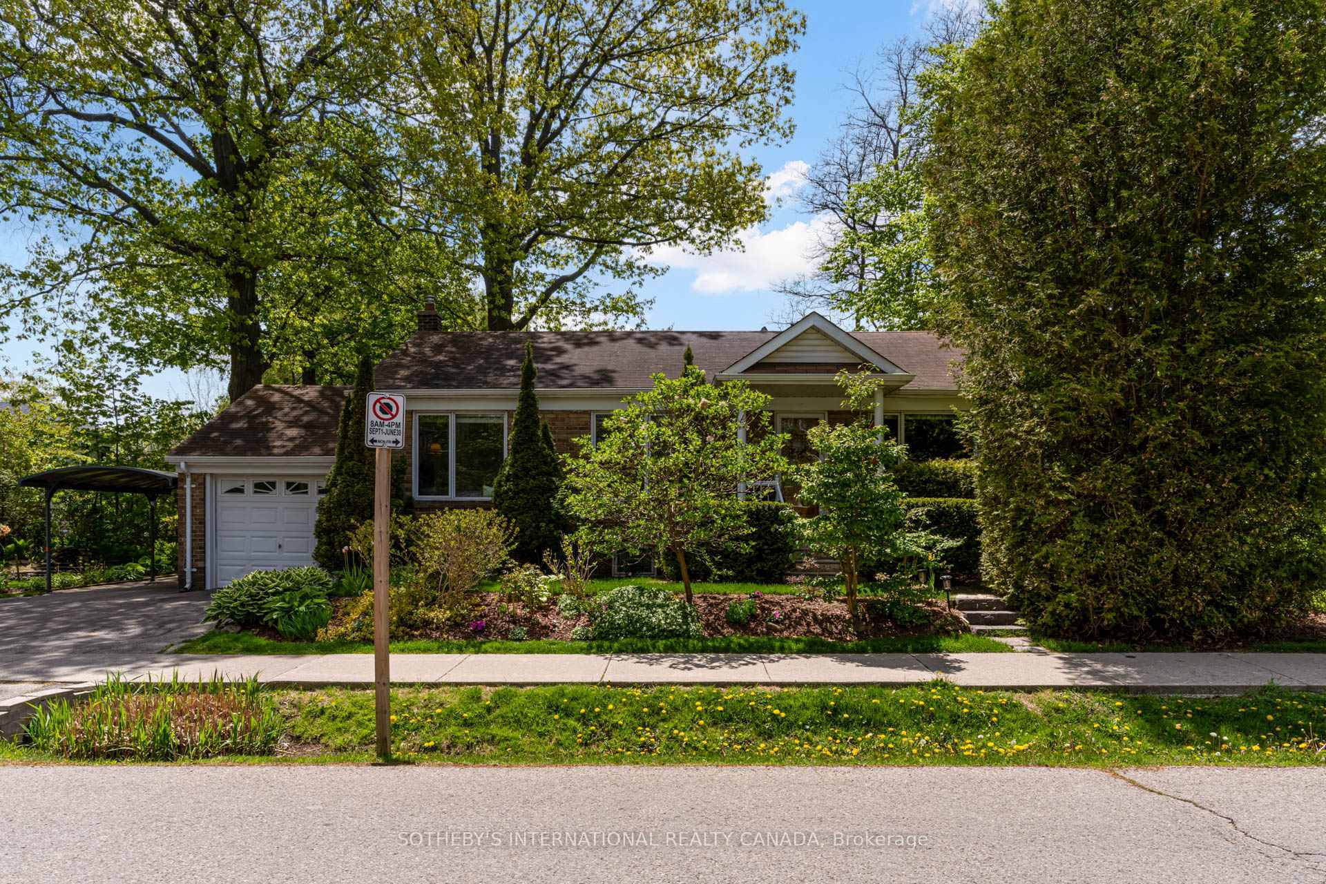 Property Photo: 1226 Crossfield Bend ON L5G 3P2