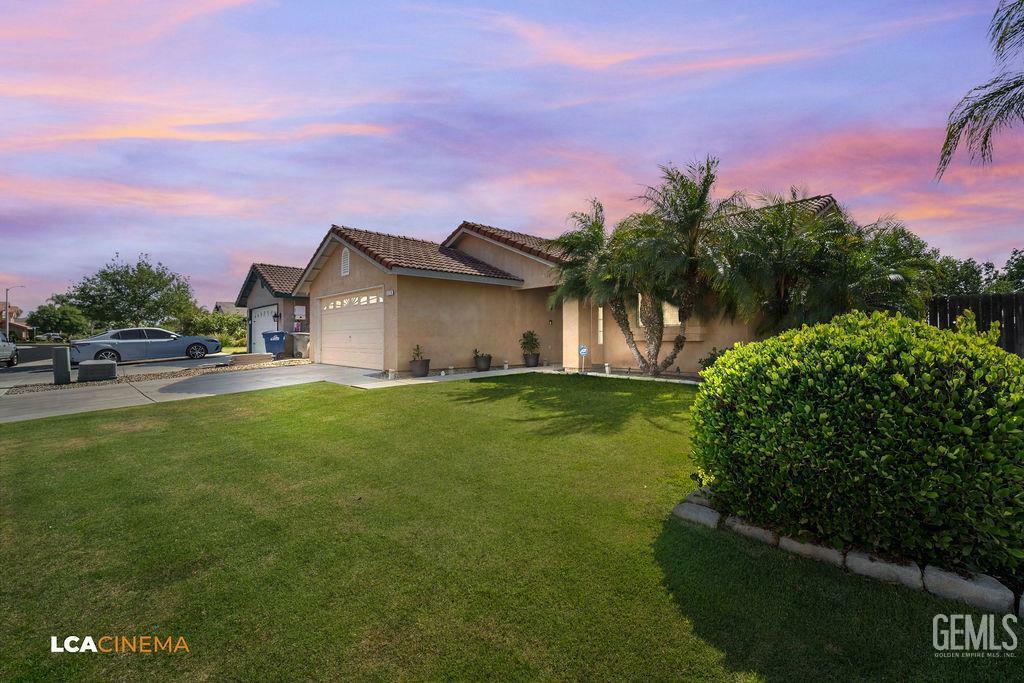 Property Photo: 2119 Maganda Avenue CA 93215