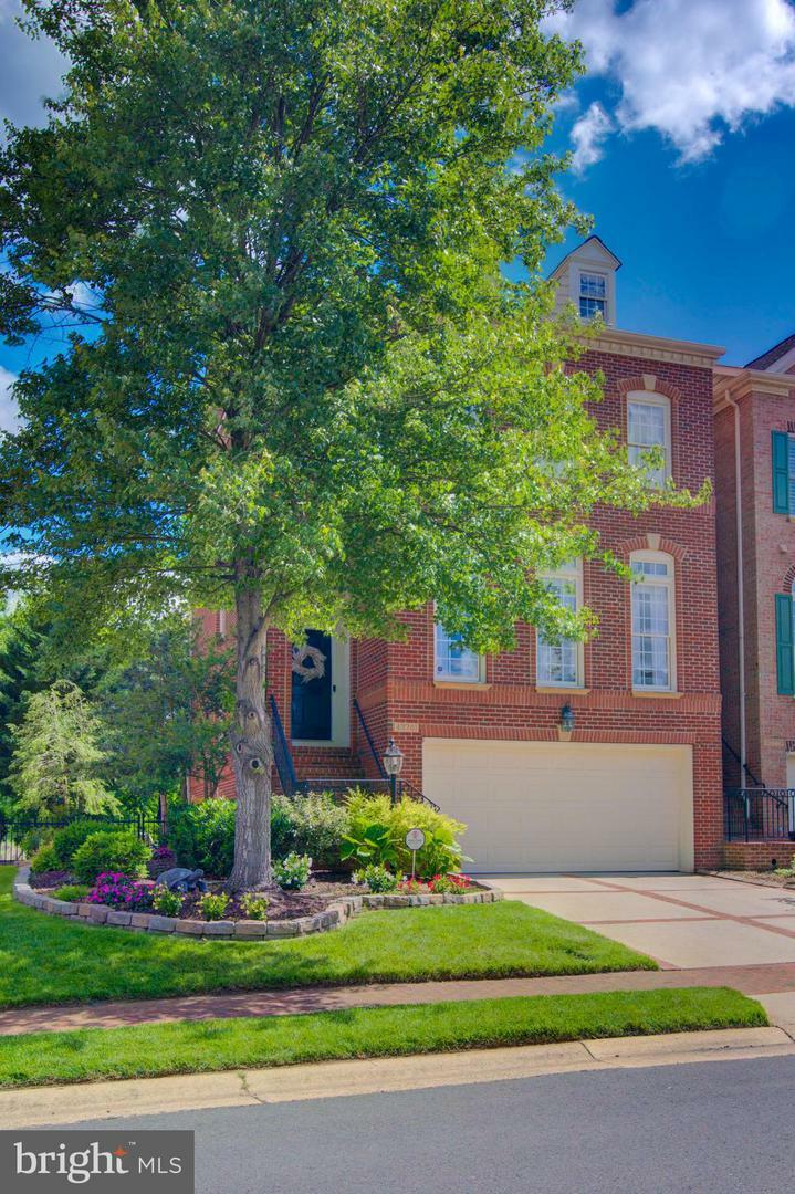 Property Photo: 43781 Bent Creek Terrace VA 20176