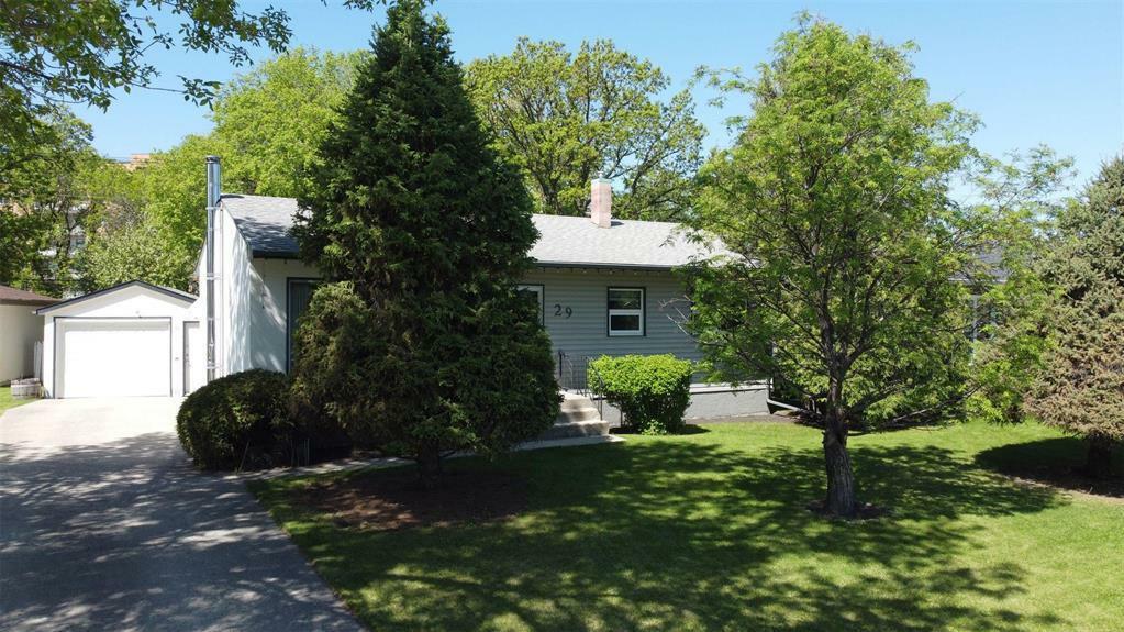 Property Photo: 29 Crestwood Crescent MB R2J 1H5