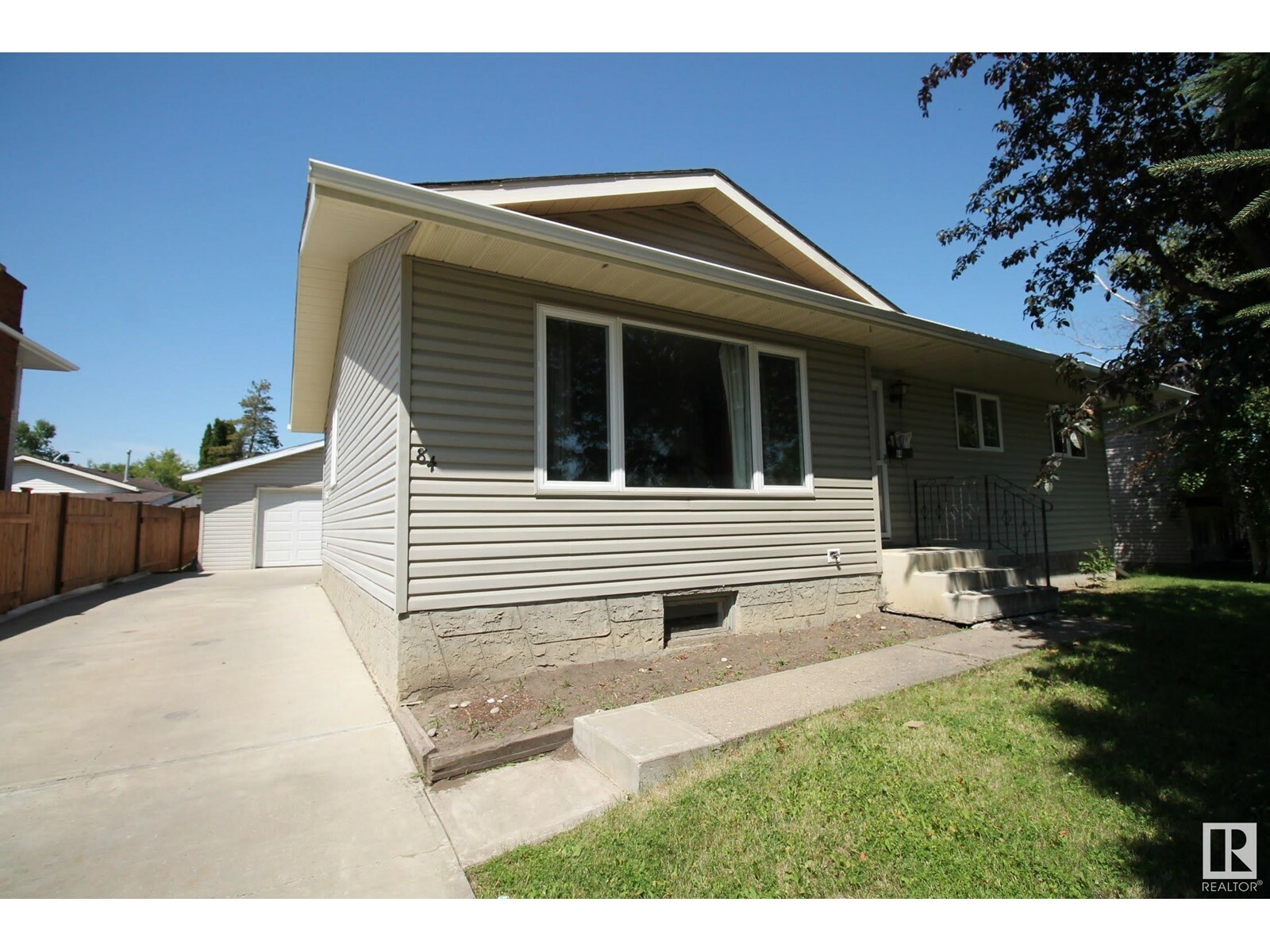 Property Photo: 84 Arlington Dr AB T8N 1N1