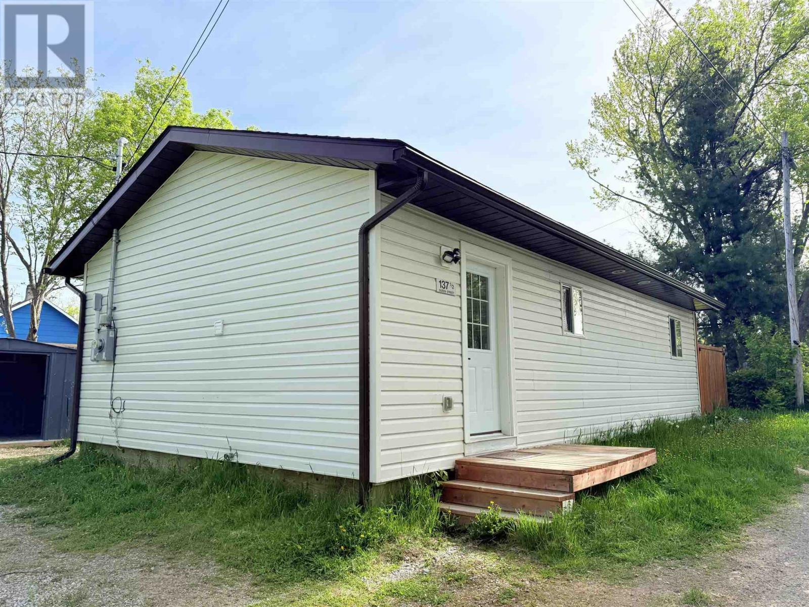 Photo de la propriété:  137.5 Queen St  ON P8T 1B7 