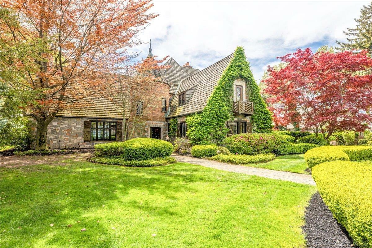 Property Photo: 49016 Pointe Lakeview Drive Drive MI 48047