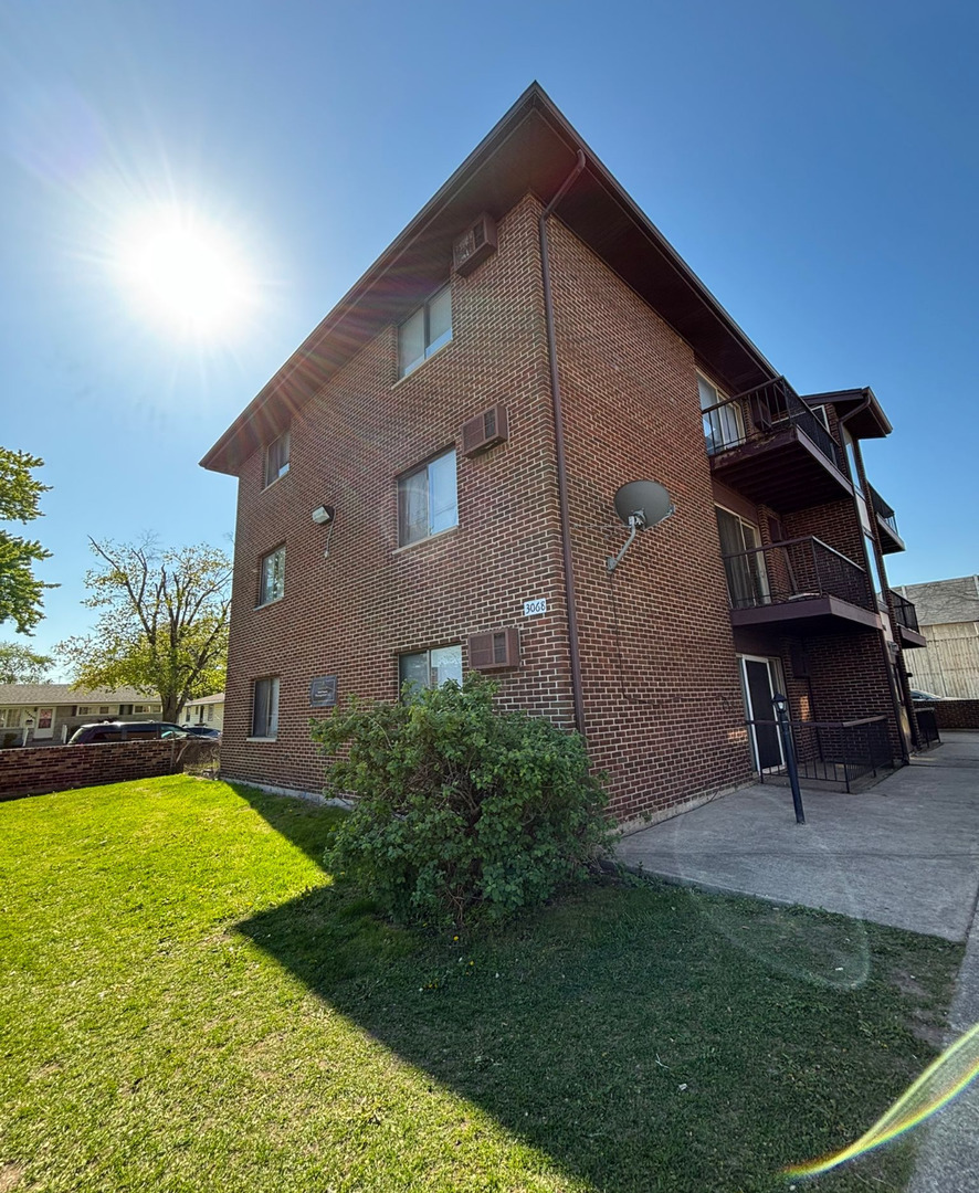 Property Photo: 3068 Bernice Avenue 2S IL 60438